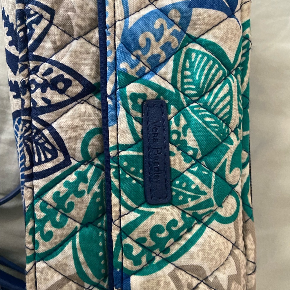 Crossbody Vera Bradley wallet.